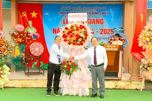 Phó bí thư Tỉnh ủy Quản Minh Cường dự lễ khai giảng tại Trường THPT Nguyễn Đình Chiểu