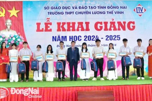Sacombank trao tặng hơn 295 triệu đồng học bổng cho học sinh Đồng Nai