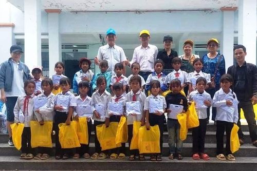 Trên 1.600 suất quà tặng người nghèo, học sinh khó khăn Gia Lai