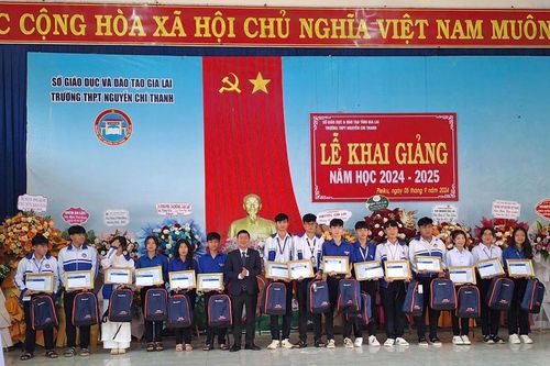 Sacombank trao 35 suất học bổng cho các em học sinh vượt khó tại Gia Lai