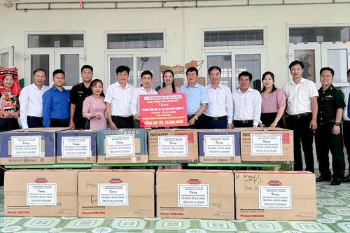 Hội Doanh nhân trẻ tỉnh Lai Châu tặng quà cho các nhà trường tại xã Thu Lũm
