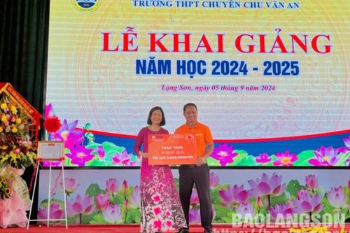 SHB Lạng Sơn tặng 100 suất quà cho học sinh có hoàn cảnh khó khăn trên địa bàn tỉnh