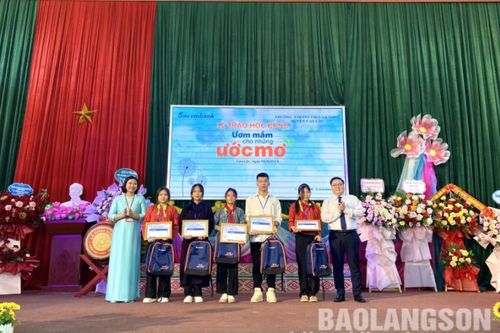 Sacombank Lạng Sơn tặng 30 suất học bổng 'Ươm mầm cho những ước mơ'