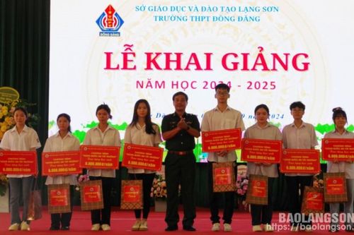Bộ Chỉ huy Bộ đội Biên phòng tỉnh trao hỗ trợ và tặng quà học sinh nhân dịp khai giảng năm học mới