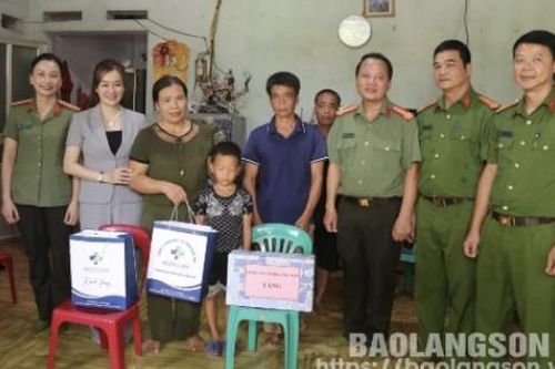 Công an tỉnh thăm hỏi, tặng quà con đỡ đầu trong Chương trình 'Ngày mai tươi sáng' tại huyện Văn Quan