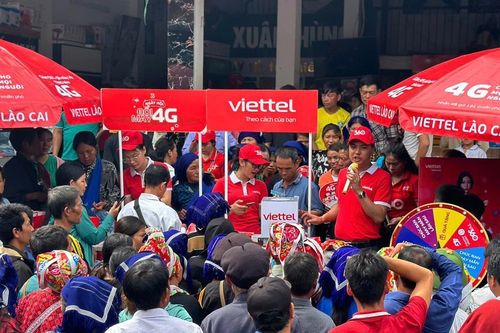 Viettel Lào Cai tặng điện thoại 4G miễn phí cho 2.633 hộ nghèo và cận nghèo