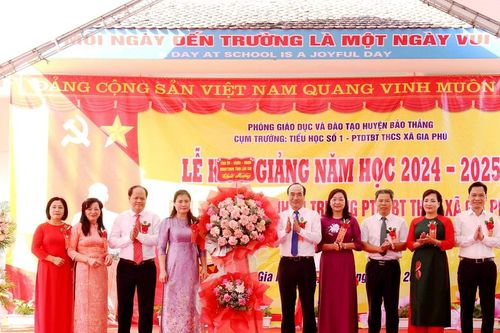 Đồng chí Phó Bí thư Thường trực Tỉnh ủy Vũ Xuân Cường dự lễ khai giảng năm học mới tại xã Gia Phú