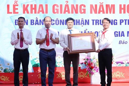 Bí thư Tỉnh ủy Đặng Xuân Phong dự khai giảng năm học mới tại xã Bảo Hà