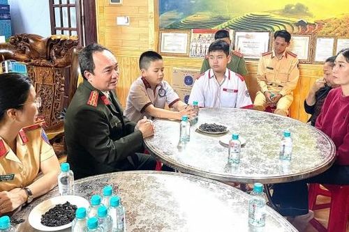 Giám đốc Công an tỉnh tặng quà con của liệt sĩ Công an nhân dân trước thềm năm học mới