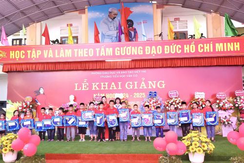 Trao 80 suất học bổng cho học sinh hiếu học