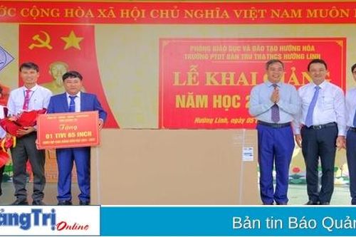 Phó Bí thư Thường trực Tỉnh ủy, Chủ tịch HĐND tỉnh Nguyễn Đăng Quang dự khai giảng tại Trường Phổ thông dân tộc bán trú TH&THCS Hướng Linh
