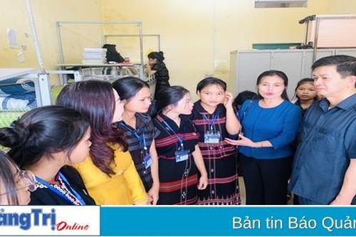 Bí thư Tỉnh ủy, Trưởng Đoàn ĐBQH tỉnh Lê Quang Tùng dự lễ khai giảng tại Trường Phổ thông Dân tộc nội trú tỉnh