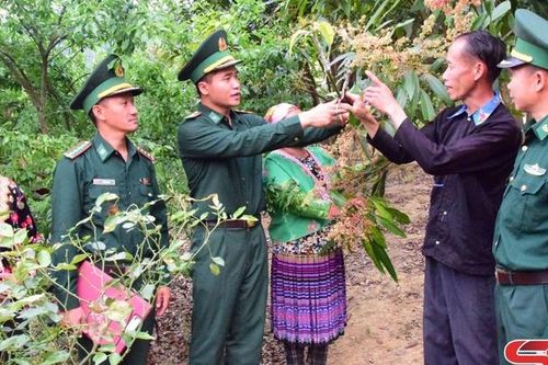 Người có uy tín - 'cầu nối' Đảng với dân