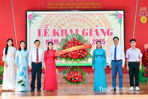 Đồng chí Lê Thị Kim Dung, Phó Bí thư Thường trực Tỉnh ủy, Chủ tịch HĐND tỉnh dự Lễ khai giảng năm học mới trường THPT Chuyên Tuyên Quang