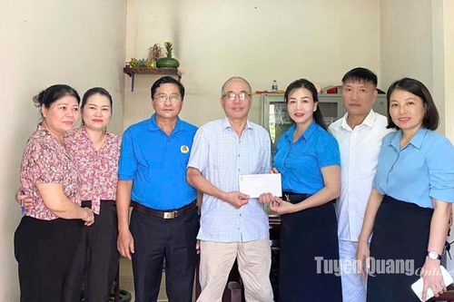 Trao kinh phí hỗ trợ cho đoàn viên, CNVCLĐ mắc bệnh hiểm nghèo