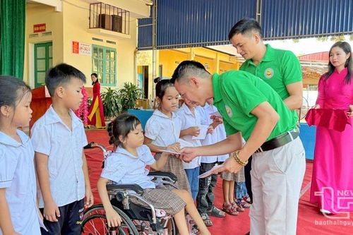 Tặng 43 suất học bổng cho học sinh nghèo