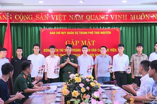 Động viên thí sinh trúng tuyển các học viện, nhà trường trong Quân đội