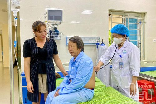 Tăng lương cơ sở: Bệnh viện công chật vật