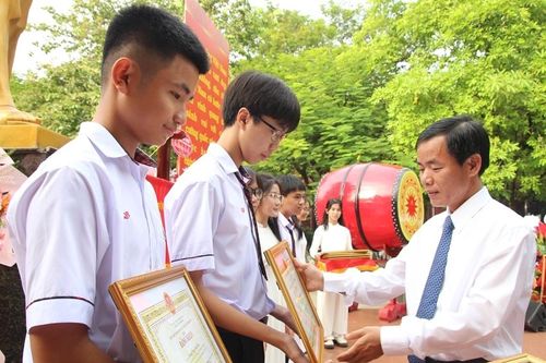 Trên 291.000 học sinh hân hoan chào đón năm học mới