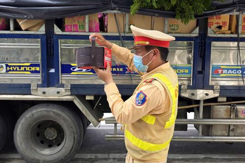 Hà Nội: Bắt giữ xe tải chở 1.600 bánh trung thu không rõ nguồn gốc