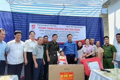Yên Bình (Yên Bái): Khánh thành nhà, bàn giao kinh phí hỗ trợ làm nhà cho vợ liệt sỹ gần 90 tuổi