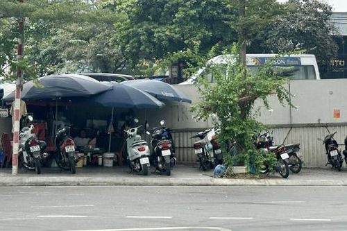 Hàng loạt bãi xe trái phép 'mọc' lên tại tuyến Metro Nhổn - Ga Hà Nội