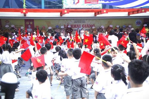 Trường Tiểu học Tây Mỗ 3 rộn ràng khai giảng năm học mới
