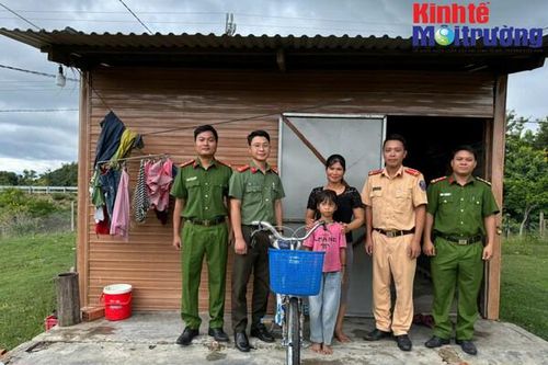 Gia Lai: Công an thị xã Ayun Pa tiếp sức 'cùng em đến trường'