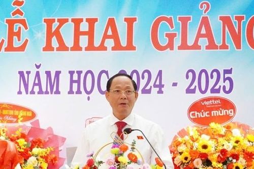 Phó Chủ tịch Quốc hội, Thượng tướng Trần Quang Phương dự lễ khai giảng năm học mới tại Trường THCS Ba Vì, Quảng Ngãi