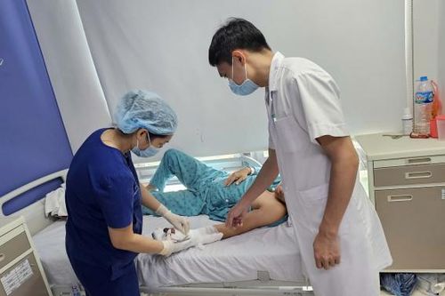 Cứu nam thanh niên bị lóc toàn bộ da bàn tay do tai nạn lao động