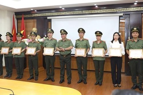 Cục Hậu cần trao giải cuộc thi viết 'Tìm hiểu Luật căn cước trong CAND'