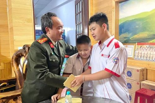 Giám đốc Công an tỉnh Lâm Đồng động viên con liệt sĩ trước năm học mới