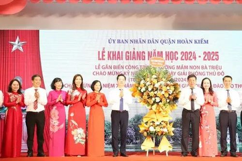 Gắn biển công trình trường học mừng 70 năm Giải phóng Thủ đô