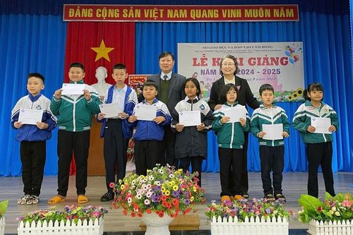 Hội Khuyến học tỉnh Lâm Đồng tặng học bổng cho học sinh nghèo khuyết tật hiếu học