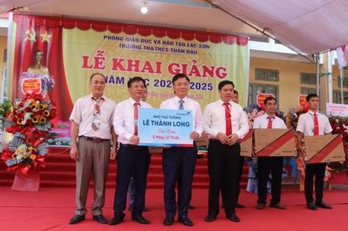 Phó Thủ tướng Lê Thành Long tặng máy tính, xe đạp cho học sinh Hòa Bình nhân dịp khai giảng