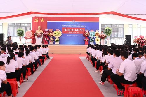 Trường THCS & THPT Marie Curie II rực rỡ cờ hoa chào năm học mới