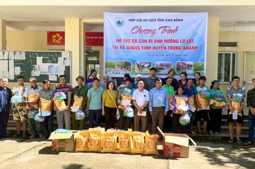 Hiệp hội Du lịch tỉnh tặng quà người dân bị ảnh hưởng mưa lũ xã Quang Vinh (Trùng Khánh)