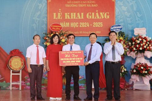 Phó Bí thư Thường trực Tỉnh ủy, Chủ tịch HĐND tỉnh Triệu Đình Lê dự khai giảng năm học mới tại Trường THPT Nà Bao (Nguyên Bình)
