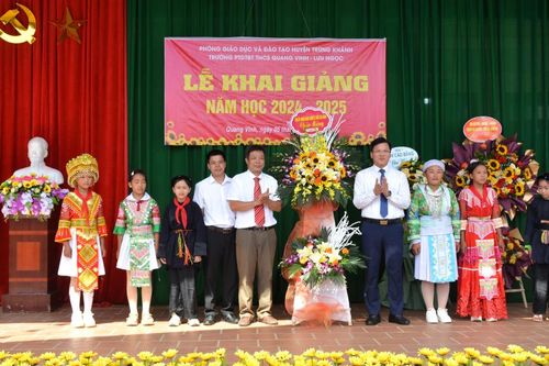 Phó Chủ tịch UBND tỉnh Trịnh Trường Huy dự Lễ khai giảng tại Trường Phổ thông Dân tộc bán trú THCS Quang Vinh - Lưu Ngọc (Trùng Khánh)