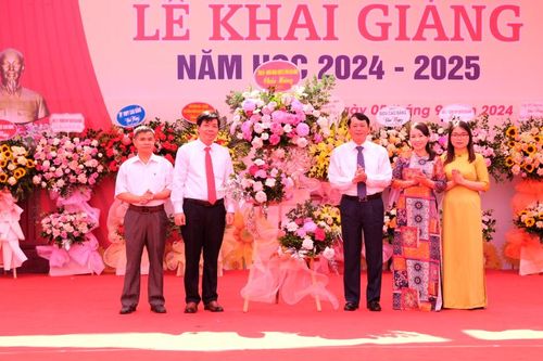 Chủ tịch UBND tỉnh Hoàng Xuân Ánh dự Lễ khai giảng năm học mới tại Trường THPT Chuyên