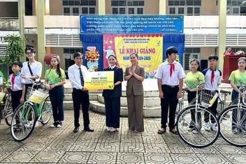 Tặng xe đạp và bảo hiểm y tế cho học sinh vượt khó trong ngày khai giảng