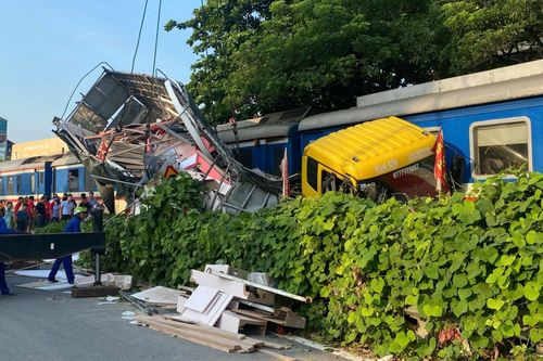 Tin tai nạn giao thông mới nhất ngày 5/9: Xe tải biến dạng sau va chạm tàu hỏa