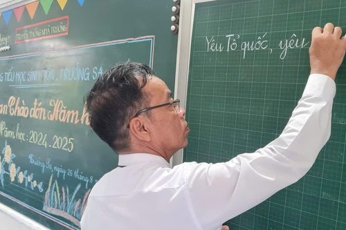 'Yêu Tổ quốc, yêu đồng bào'- nắn nót nét chữ chào năm học mới tại Trường Sa