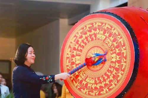 Bí thư Thành ủy Bùi Thị Minh Hoài dự khai giảng tại Trường Trung học cơ sở Giảng Võ