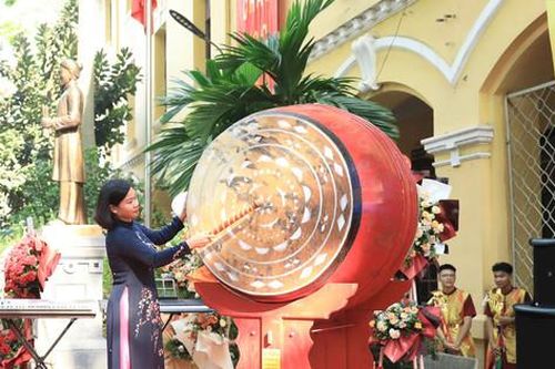 Phó Bí thư Thường trực Thành ủy Nguyễn Thị Tuyến đánh trống khai trường tại Trường THPT Phan Đình Phùng