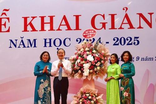 Chủ tịch HĐND thành phố Hà Nội dự lễ khai giảng tại Trường Tiểu học Chu Văn An