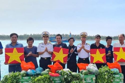 Cán bộ, chiến sĩ đảo Sinh Tồn tặng quà ngư dân vào tránh trú bão số 3