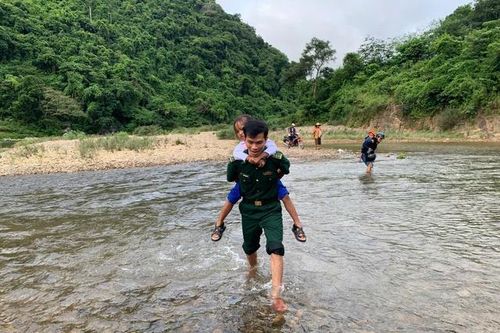 Ấm ấp hình ảnh lính Biên phòng cõng học sinh vượt suối đi khai giảng