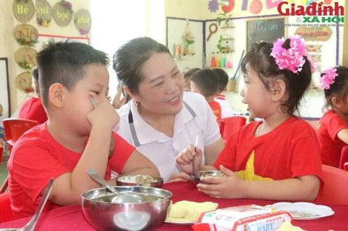 Bữa ăn bán trú của trẻ mầm non Hải Dương ngày khai giảng