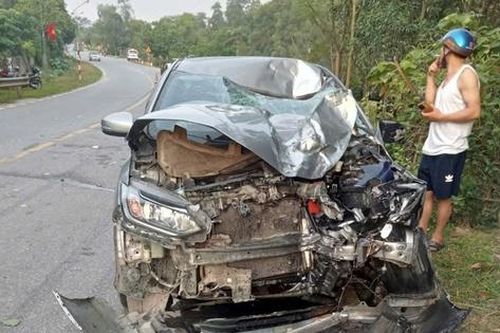 Xe máy đối đầu ô tô, hai người thương vong